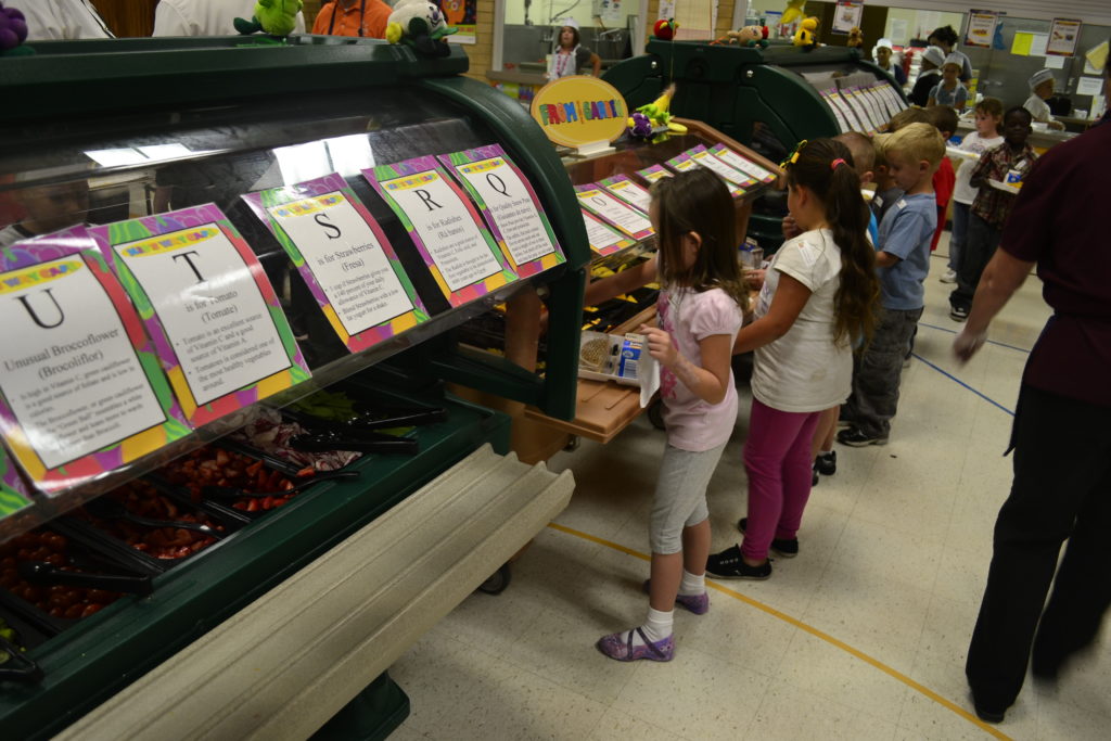 Students fill their lunch trays at a food cart (jpg)